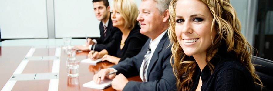 Reunião corporativa em ambiente profissional, associada a disputas contratuais e contencioso.