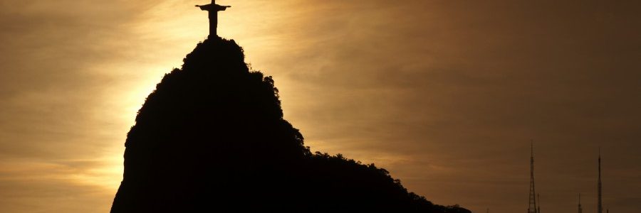 Mesa de reunião em escritório de advocacia, sugerindo análise de documentos e estratégia processual.