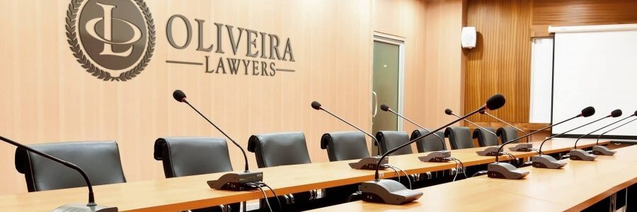 Sala de reunião corporativa com mesa e cadeiras, representando atuação jurídica em cobrança.